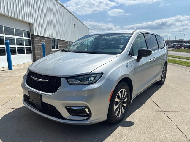 Used 2024 Chrysler Pacifica Limited FWD image 2