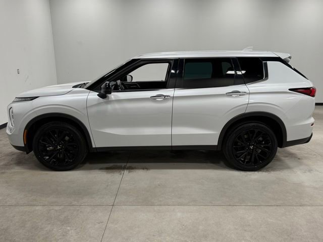 Used 2023 Mitsubishi Outlander SE Black Edition image 5