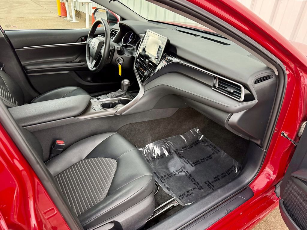 Used 2021 Toyota Camry SE w/ Cold Weather Package image 19