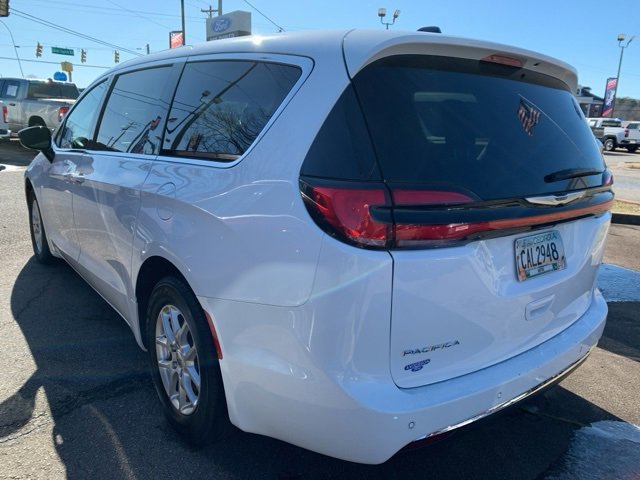 Used 2024 Chrysler Pacifica Touring-L image 3