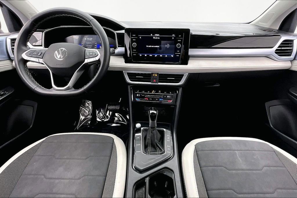 Used 2025 Volkswagen Taos SE image 16