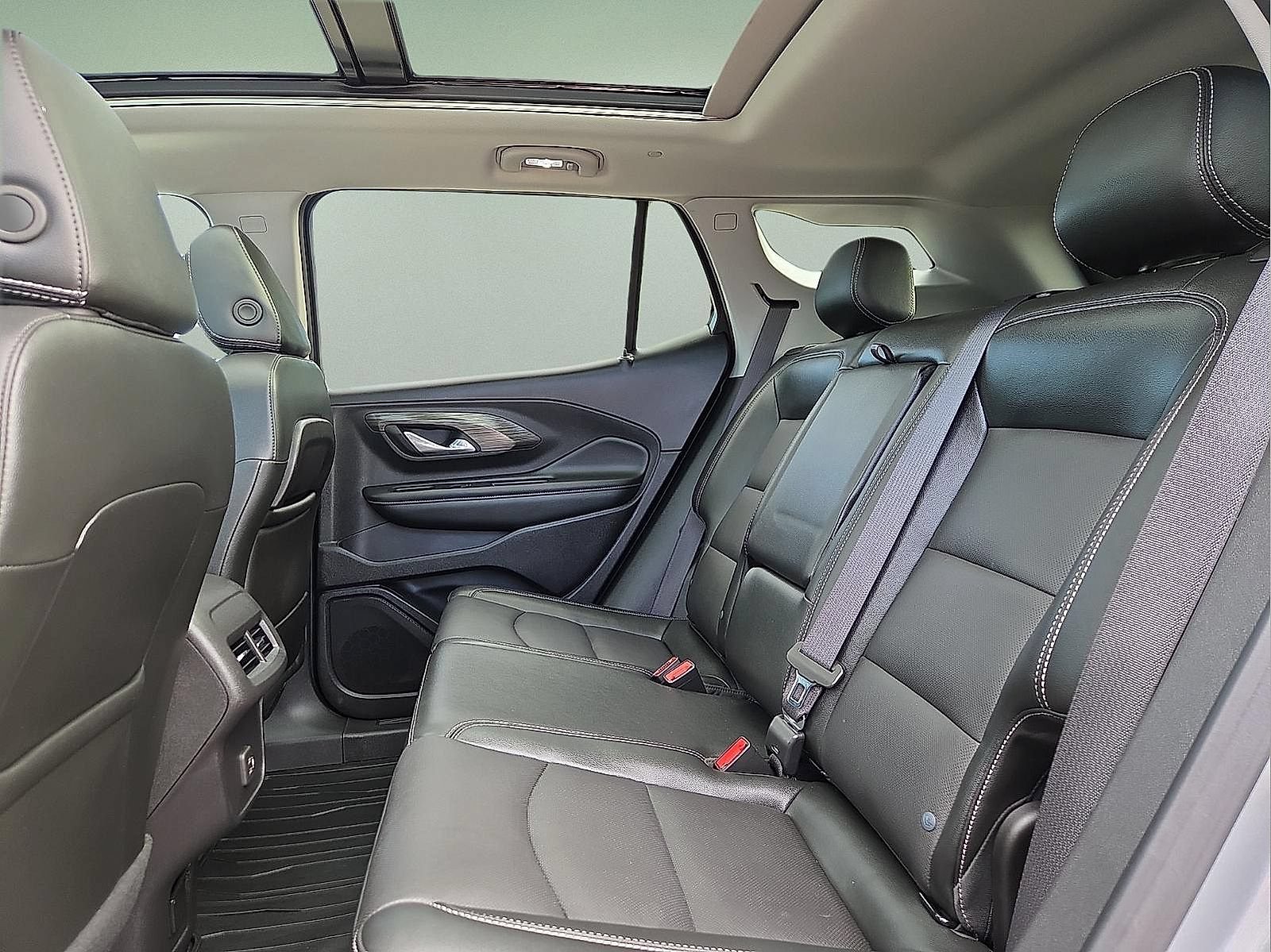 Used 2024 GMC Terrain SLT w/ Tech Package AWD/4WD image 10