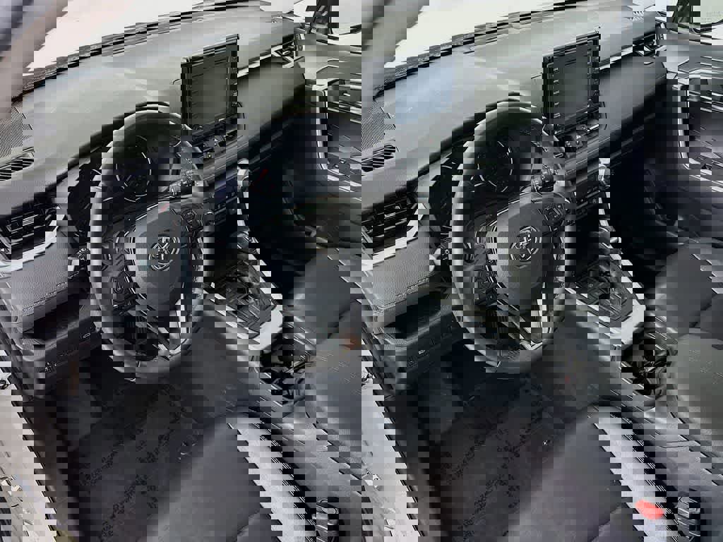 Used 2021 Toyota RAV4 XLE Premium image 9