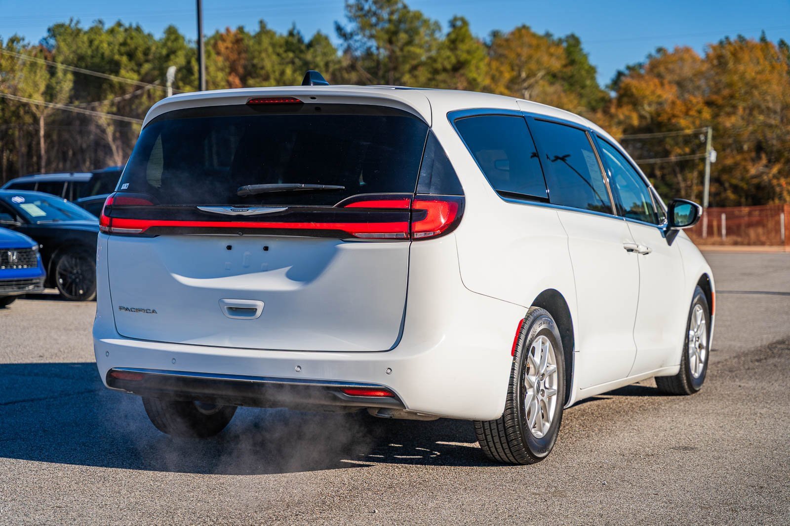 Used 2023 Chrysler Pacifica Touring-L image 7
