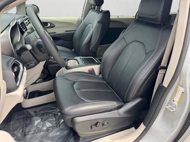 Used 2024 Chrysler Pacifica Touring-L FWD image 14