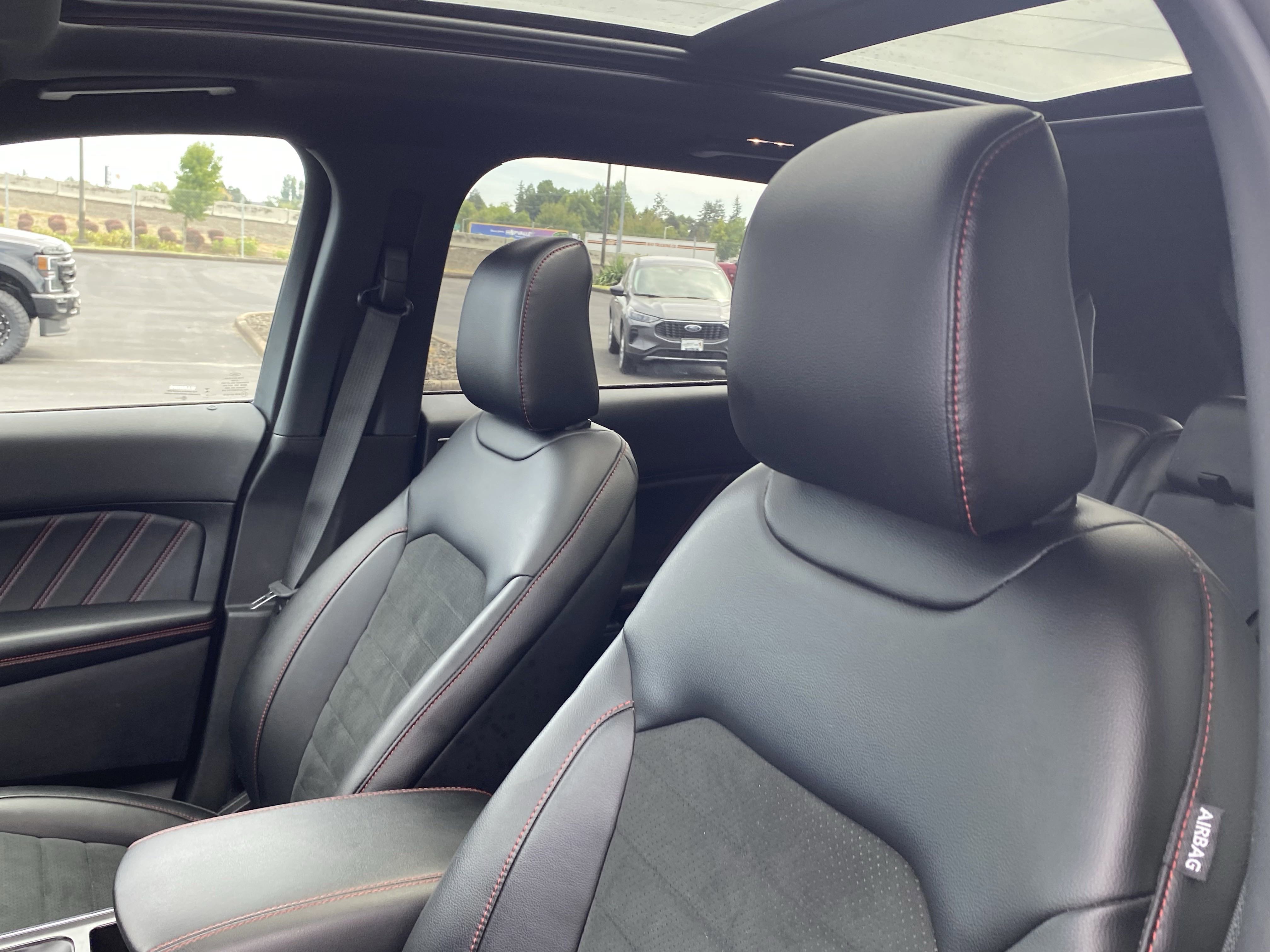 Certified 2023 Ford Edge ST-Line image 13