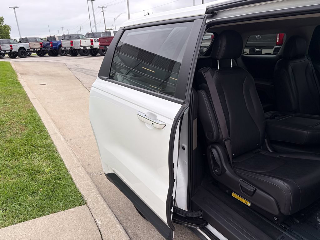 Used 2025 Kia Carnival FWD image 20
