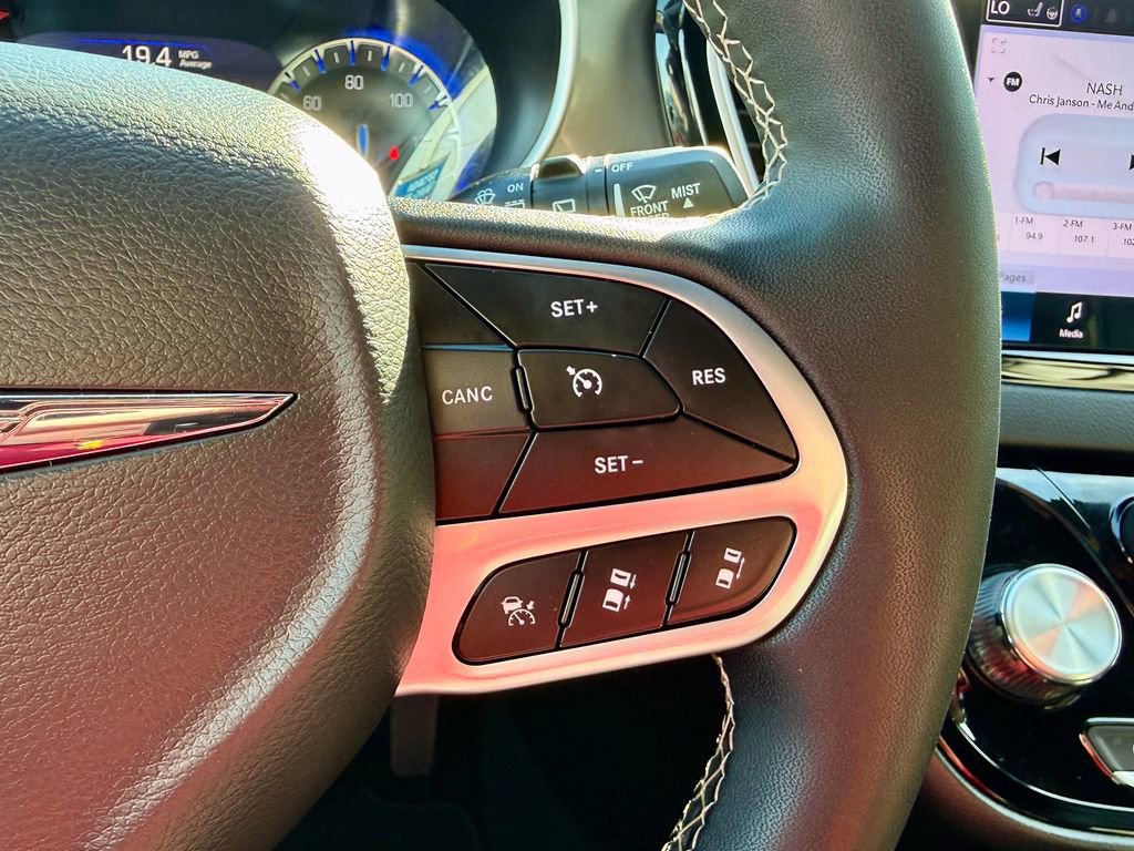 Used 2025 Chrysler Pacifica Select image 26