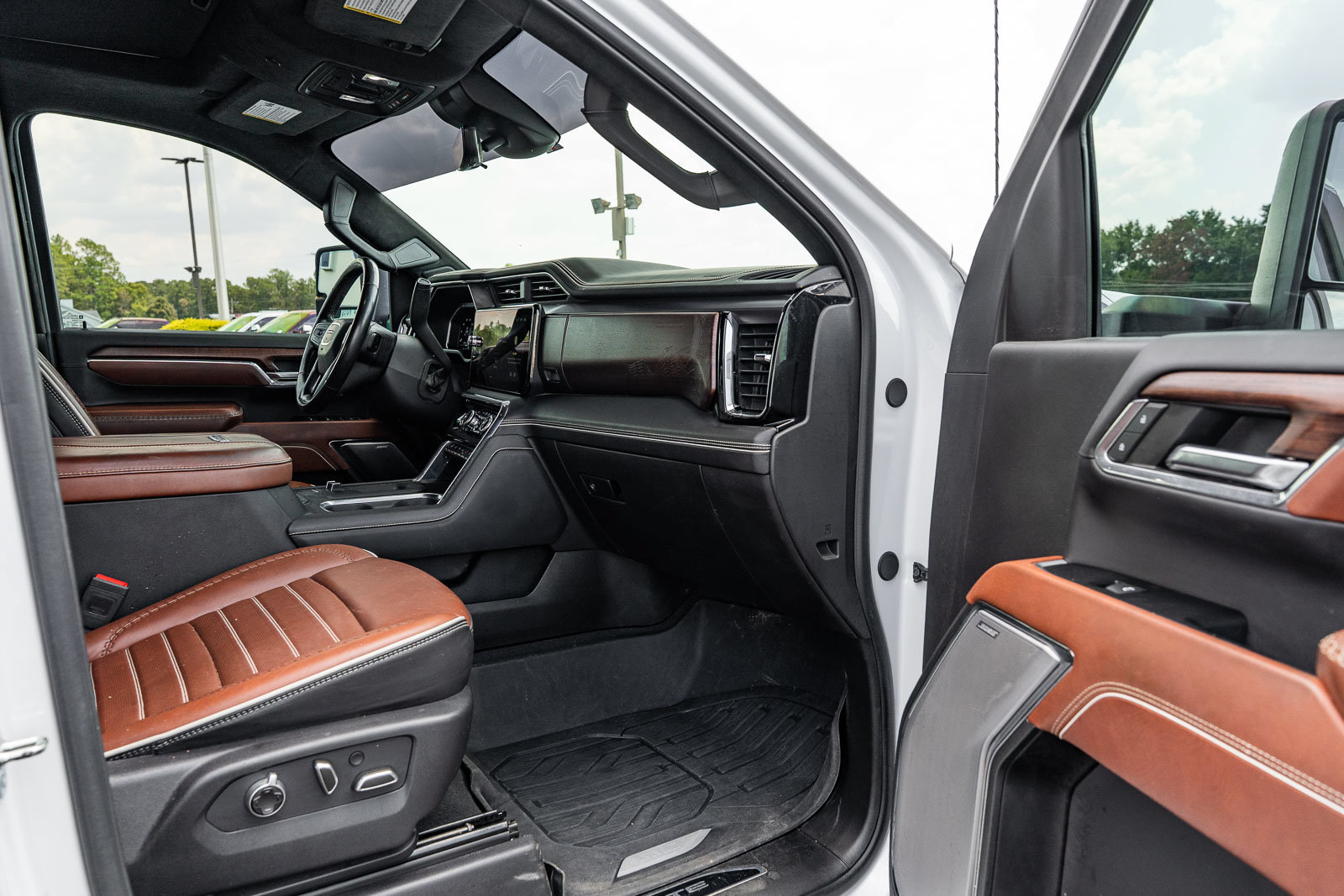 Used 2024 GMC Sierra 2500 Denali Ultimate w/ Max Trailering Package AWD/4WD image 11