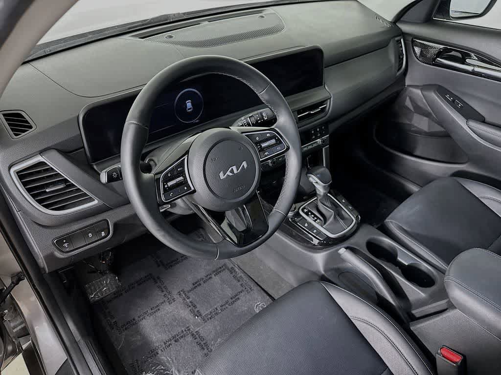Used 2024 Kia Seltos EX FWD image 2