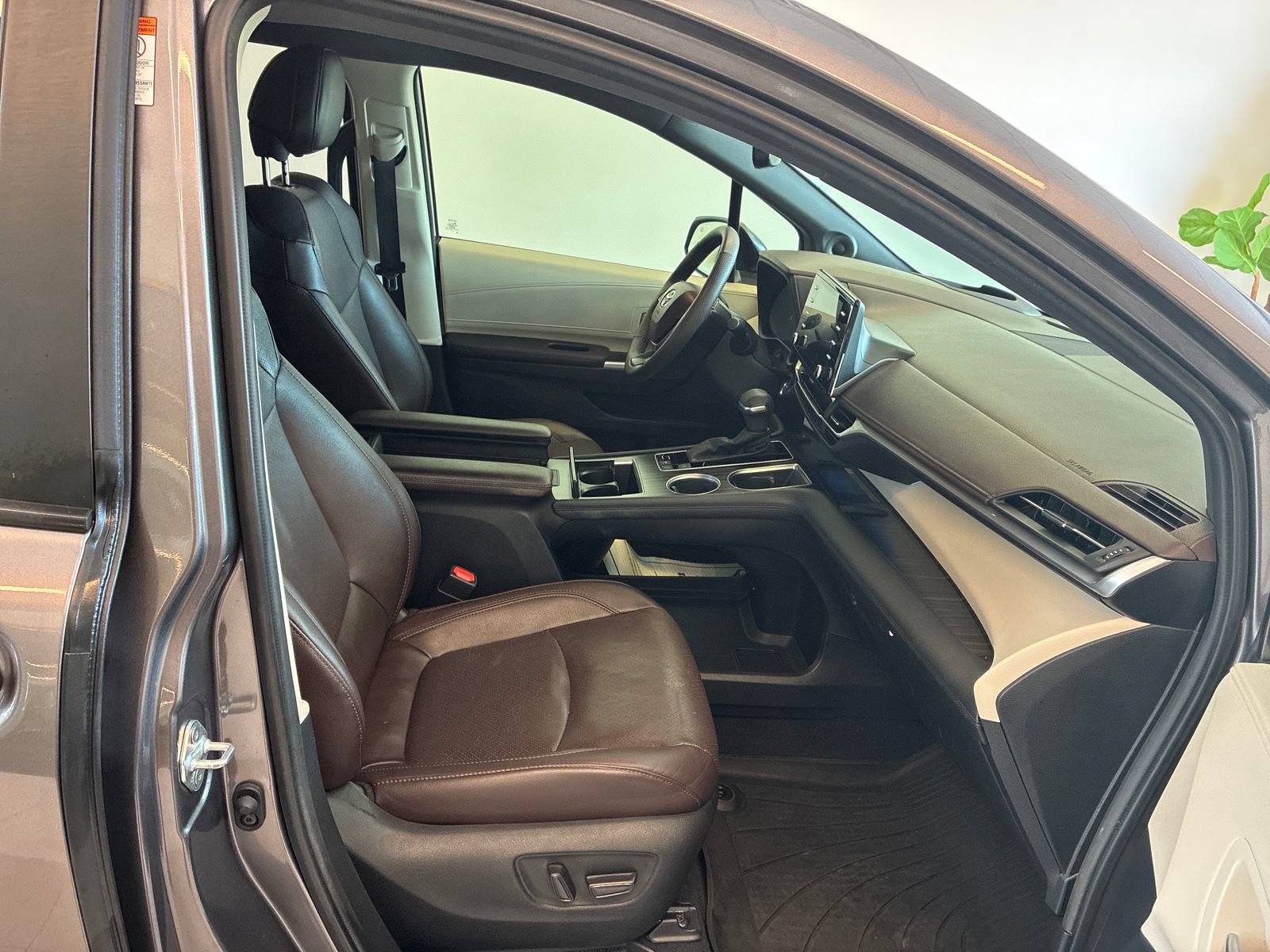 Used 2023 Toyota Sienna Platinum AWD/4WD image 6