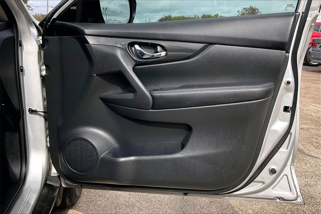 Used 2017 Nissan Rogue SL w/ SL Premium Package image 29