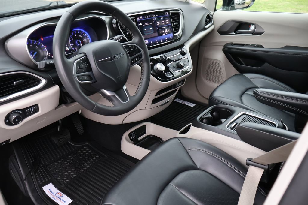 Used 2024 Chrysler Pacifica Touring-L FWD image 3
