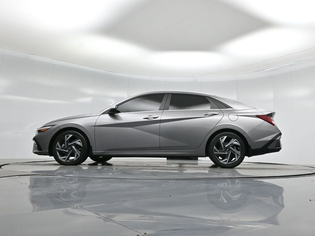 Used 2024 Hyundai Elantra Limited image 25