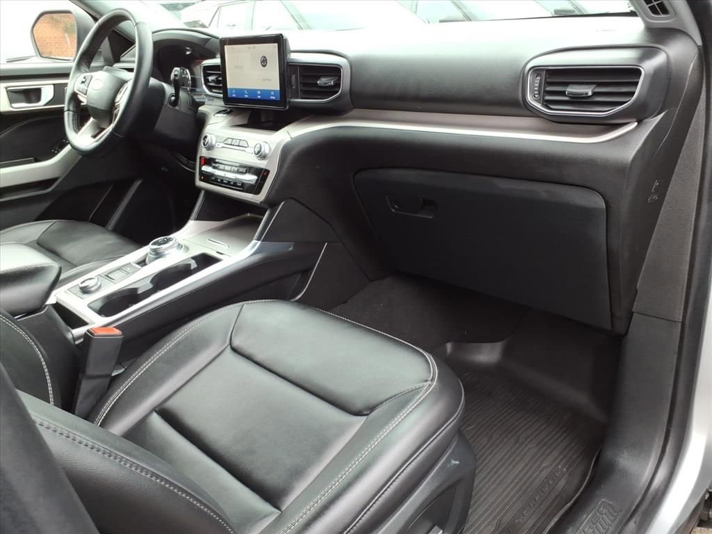 Certified 2023 Ford Explorer XLT w/ Equipment Group 202A image 9