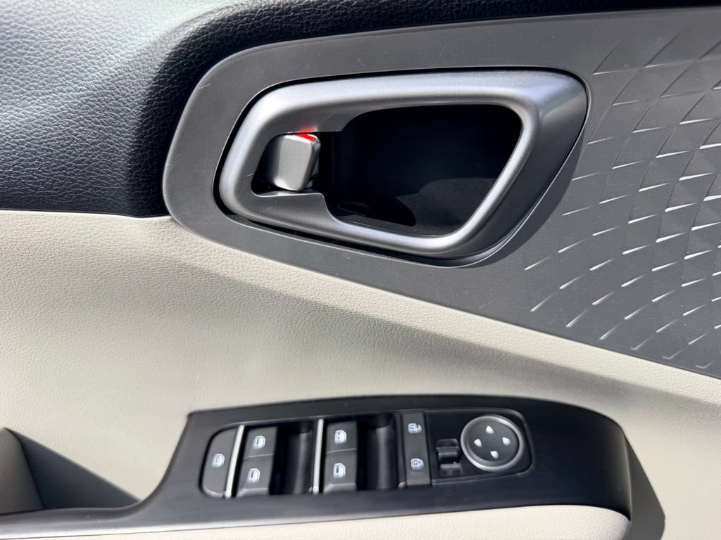 Used 2025 Kia Soul LX w/ LX Technology Package FWD image 20