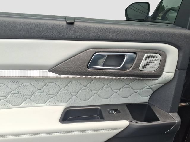 Certified 2025 Ford Explorer Platinum w/ Ultimate Package AWD/4WD image 8