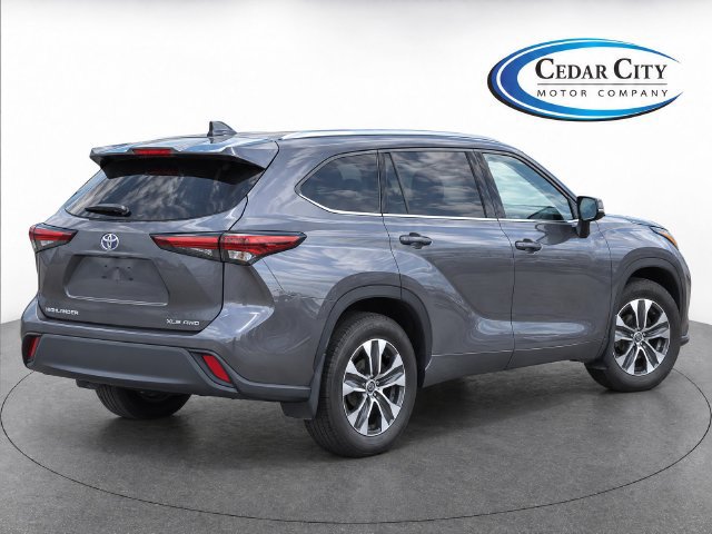 Used 2024 Toyota Highlander XLE AWD/4WD image 4