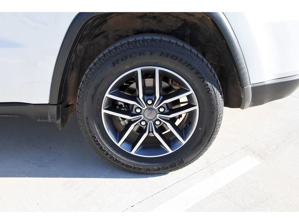 Used 2020 Jeep Grand Cherokee Laredo w/ 18" Wheel & 8.4" Radio Group image 30