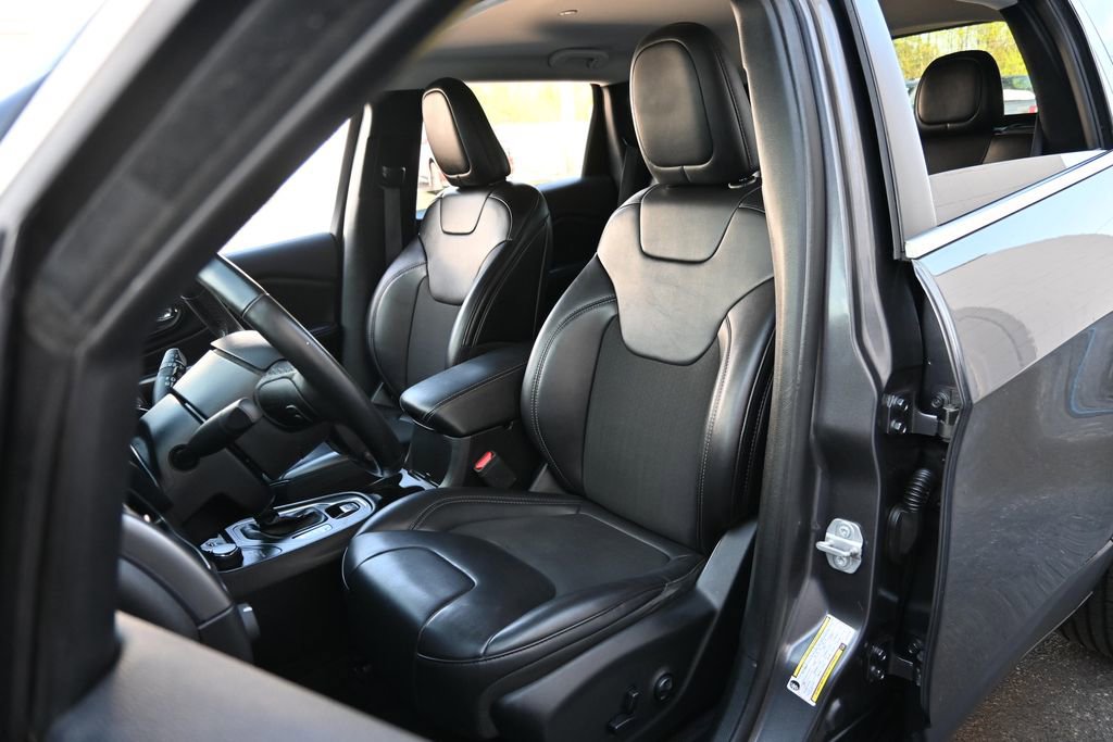 Used 2019 Jeep Cherokee Latitude Plus w/ Comfort/Convenience Group AWD/4WD image 20