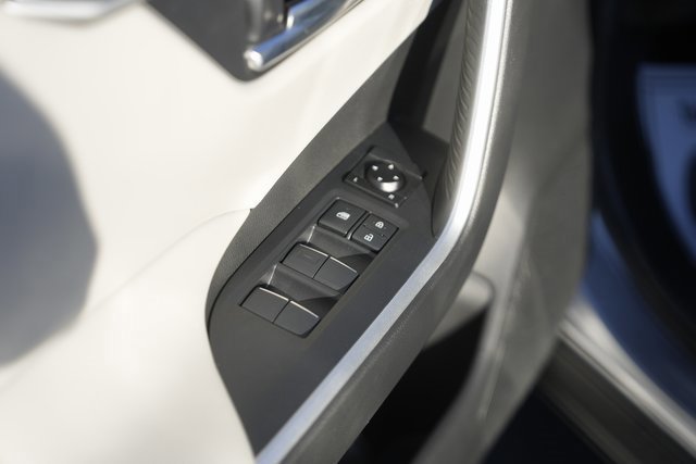 Used 2020 Toyota RAV4 XLE Premium image 29