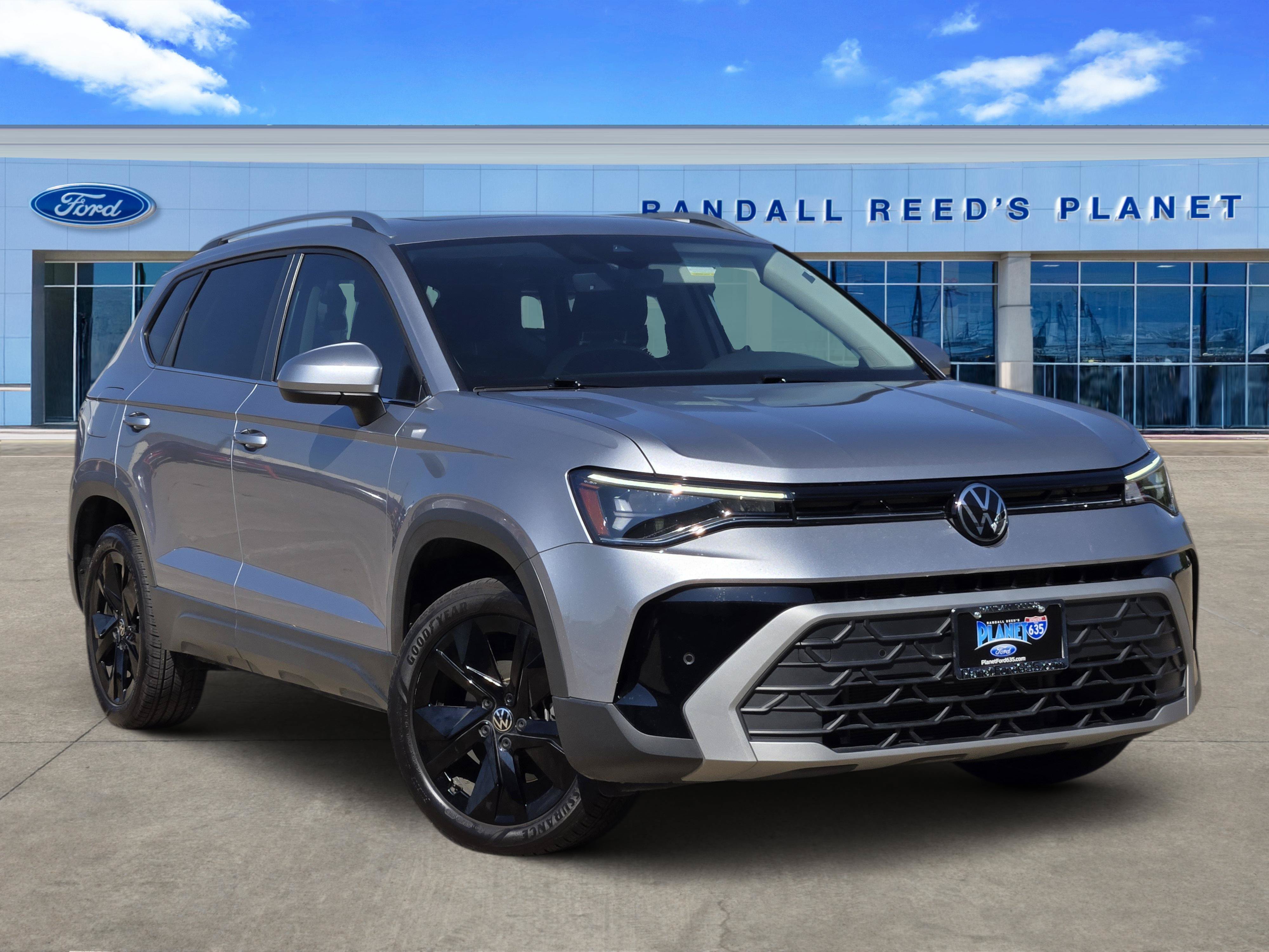 Used 2025 Volkswagen Taos SE w/ Panoramic Sunroof Package