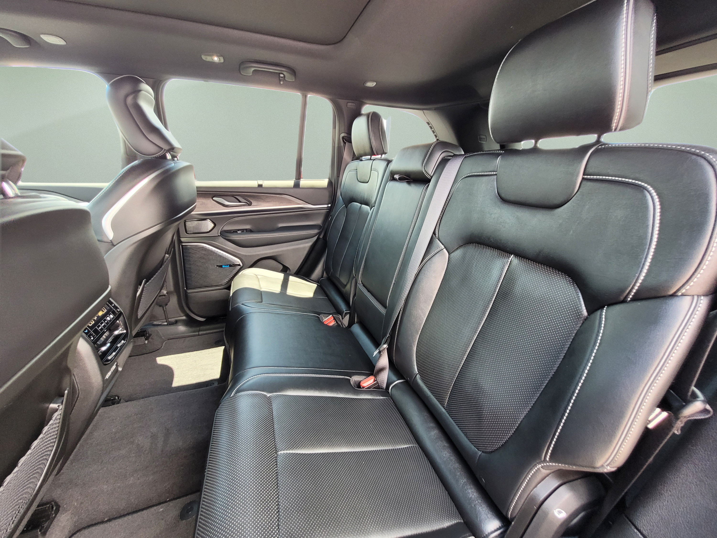 Used 2022 Jeep Grand Cherokee Overland w/ Luxury Tech Group IV AWD/4WD image 19