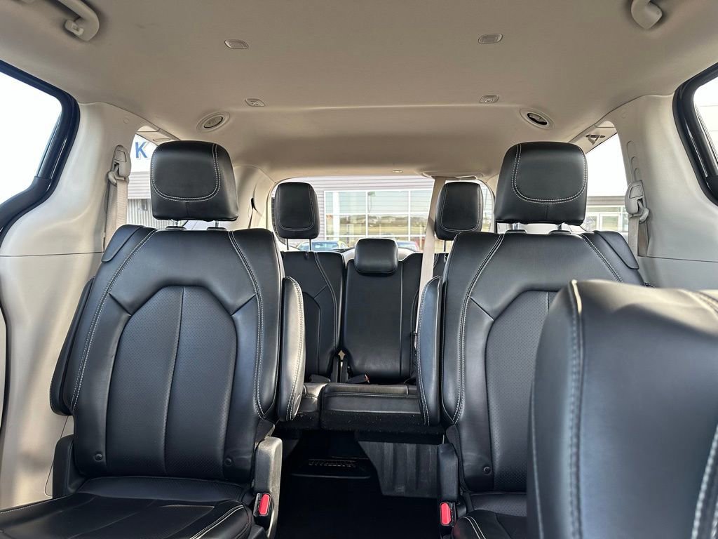 Used 2023 Chrysler Pacifica Touring-L image 31