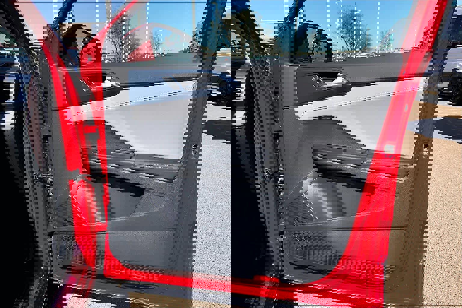 Used 2024 Volkswagen Taos SE w/ Black Wheel Package image 23