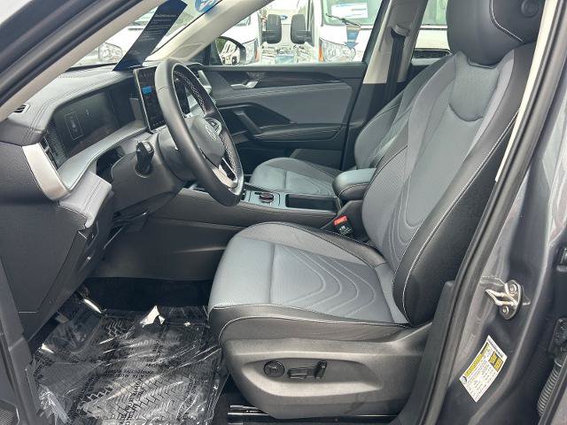 Used 2025 Volkswagen Tiguan SE AWD/4WD image 8