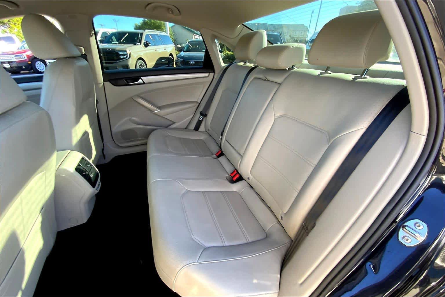 Used 2022 Volkswagen Passat 2.0T SE FWD image 18