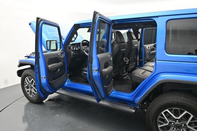 Used 2025 Jeep Wrangler Unlimited Sahara AWD/4WD image 17