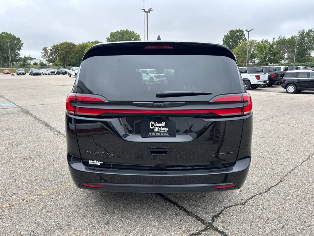 Used 2025 Chrysler Pacifica Limited FWD image 4