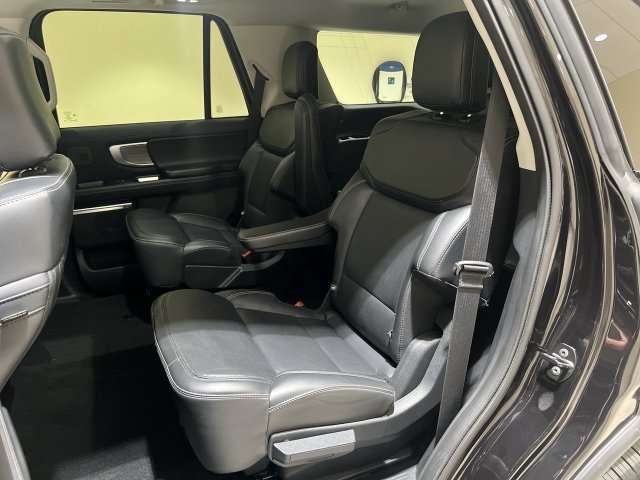 Certified 2025 Ford Expedition Platinum w/ Driver's Package AWD/4WD image 24