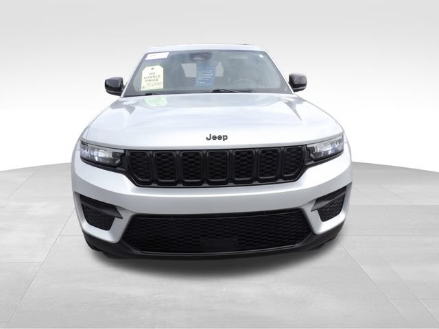 Used 2023 Jeep Grand Cherokee Altitude AWD/4WD image 2