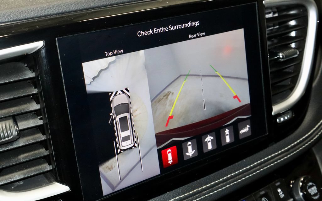Used 2025 Chrysler Pacifica Select FWD image 2