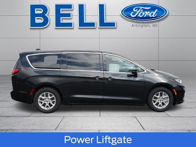 Used 2023 Chrysler Pacifica Touring-L FWD image 2