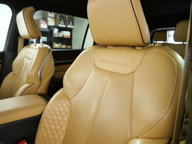 Used 2023 Jeep Grand Cherokee L Summit w/ Luxury Tech Group V AWD/4WD image 19