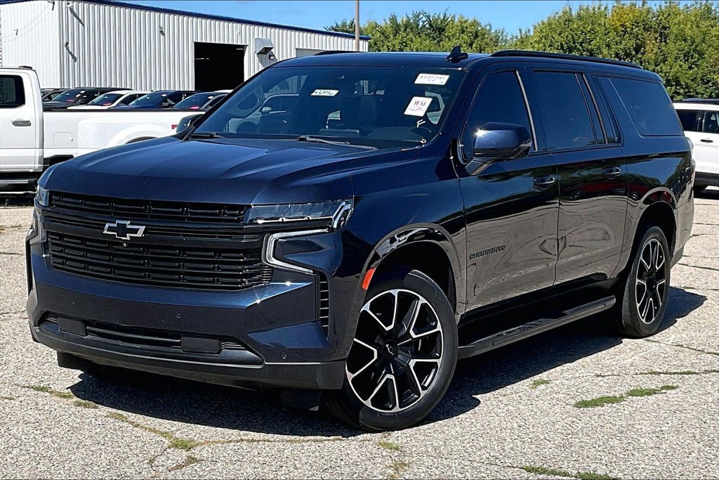 Used 2024 Chevrolet Suburban RST w/ Luxury Package AWD/4WD image 2