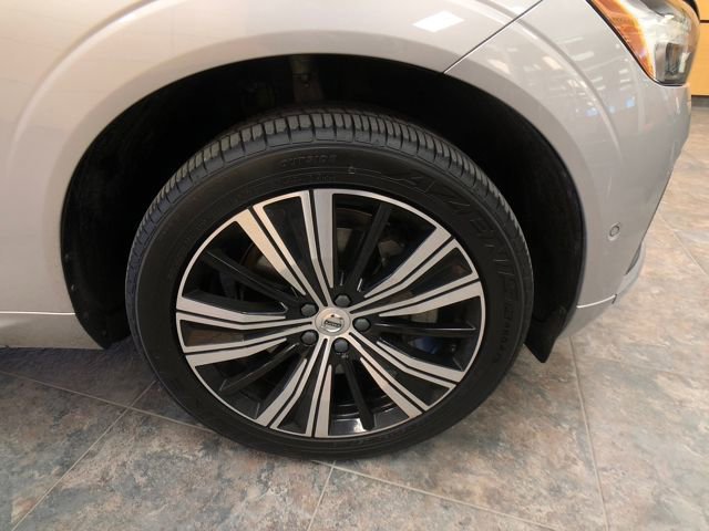 Used 2022 Volvo XC60 B5 Inscription image 9