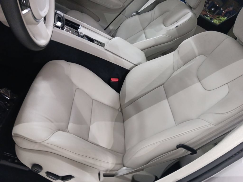 Used 2024 Volvo XC60 B5 Core w/ Protection Package Premier AWD/4WD image 5