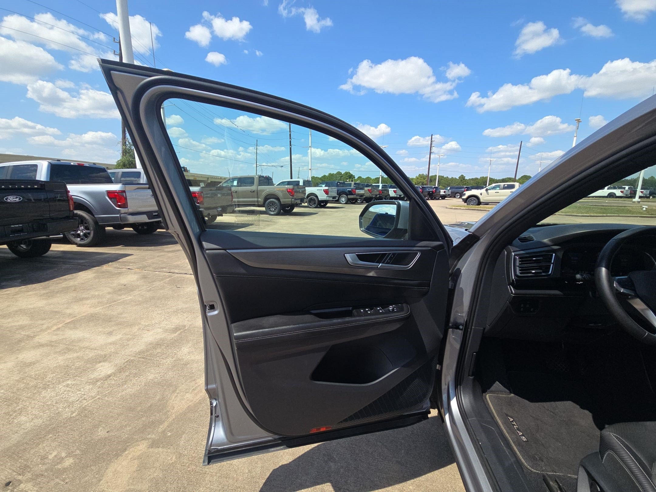 Used 2024 Volkswagen Atlas Cross Sport SE FWD image 14