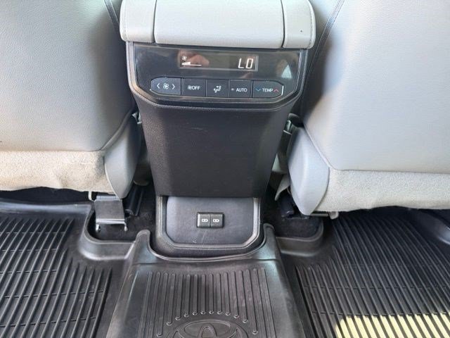 Used 2022 Toyota Highlander XLE AWD/4WD image 30