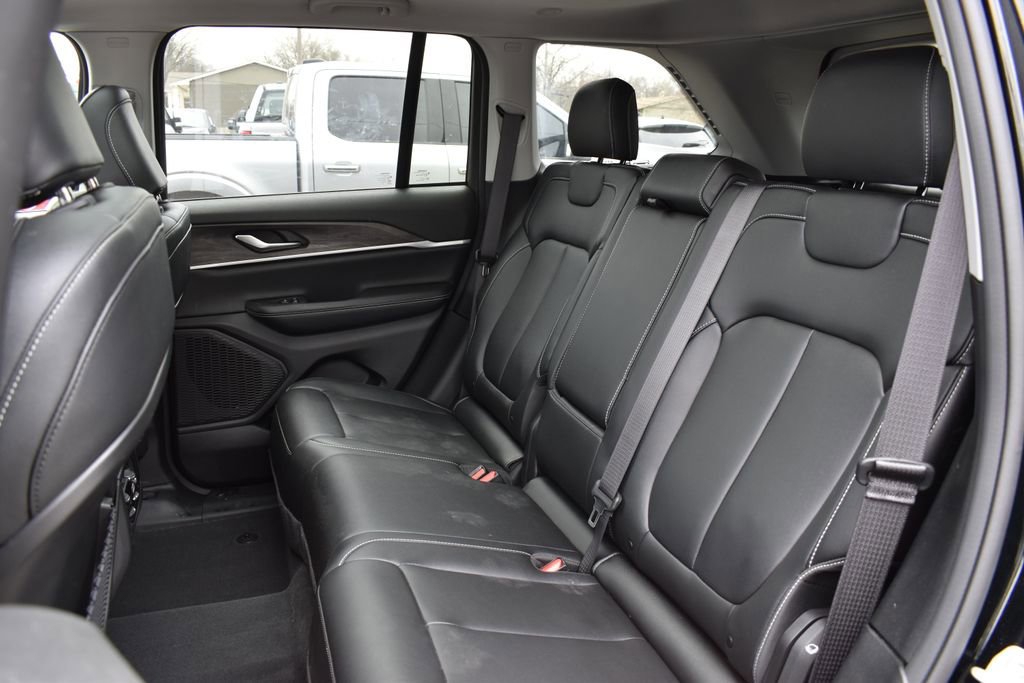 Used 2023 Jeep Grand Cherokee Limited w/ Black Appearance Package image 7