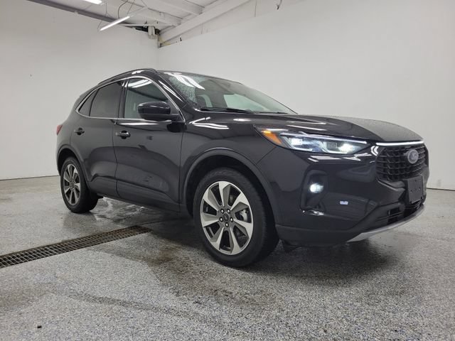 Certified 2025 Ford Escape Platinum AWD/4WD image 2