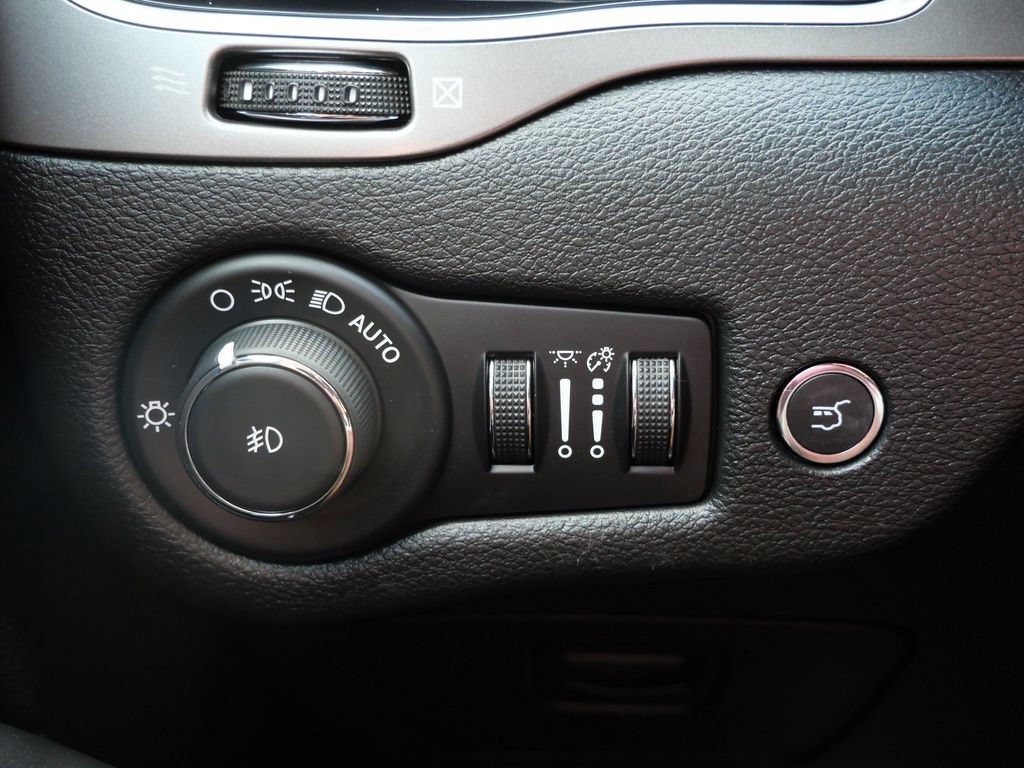Used 2020 Jeep Cherokee Limited AWD/4WD image 23