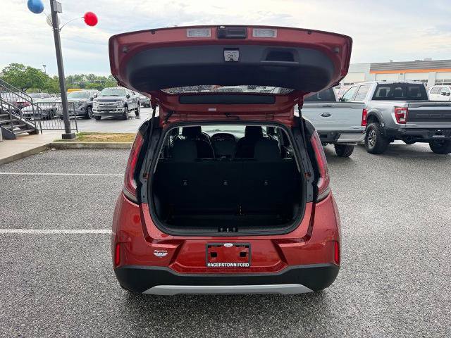 Used 2025 Kia Soul LX w/ LX Technology Package FWD image 9