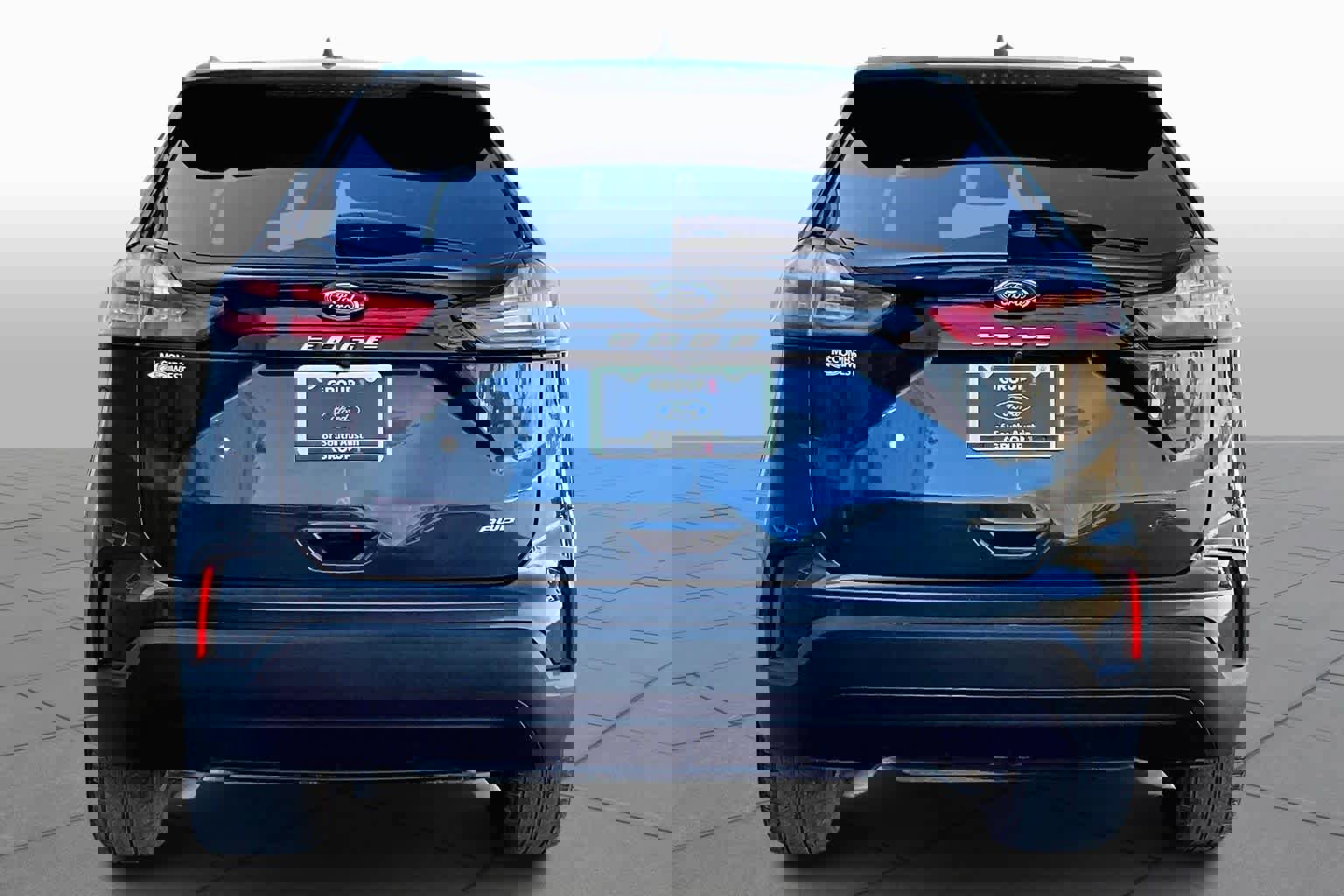 Certified 2023 Ford Edge SE image 2