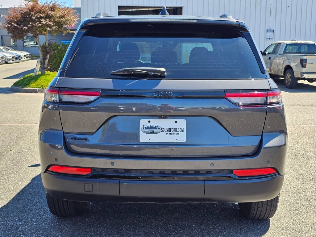 Used 2024 Jeep Grand Cherokee Altitude AWD/4WD image 6