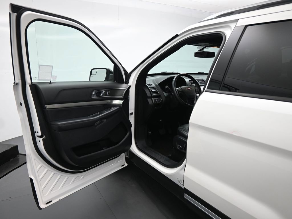 Certified 2018 Ford Explorer XLT w/ Equipment Group 202A FWD image 9